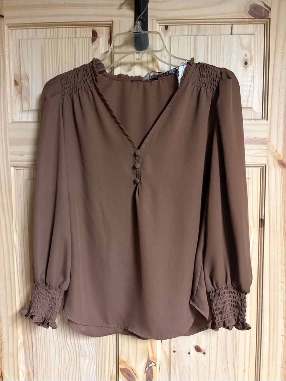 T Tahari Brown Smocked Shoulder V-Neck Blouse